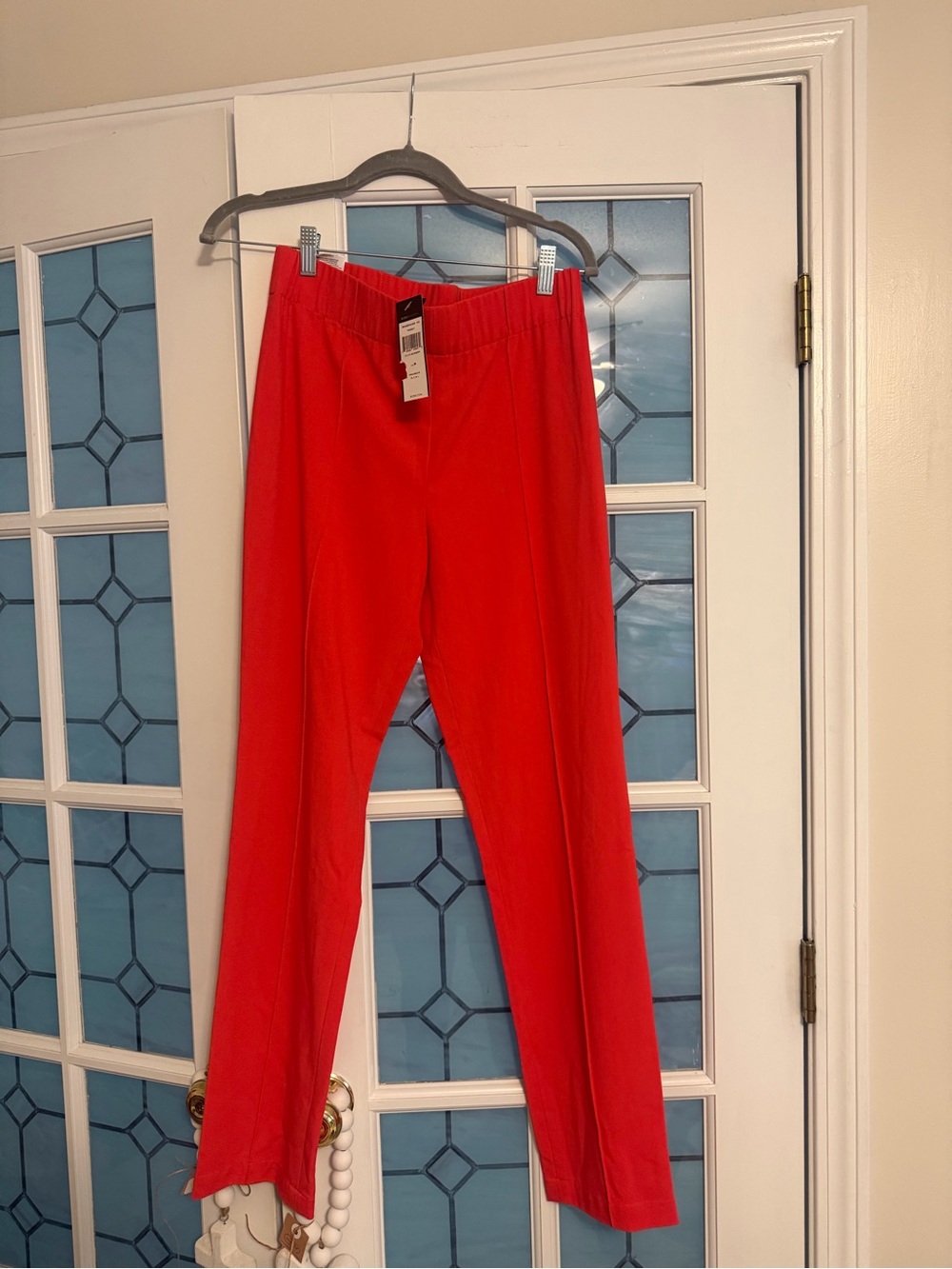 Woman’s BCBGmaxazria red pull on capris